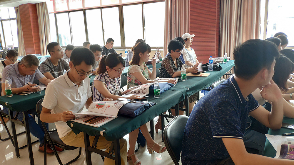 企业实践培训班学员（江西省各地电商教师）到第一枪学习考察