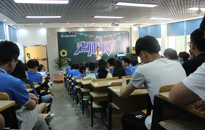 第一枪CEO杨志军在江西新华电脑学院演讲