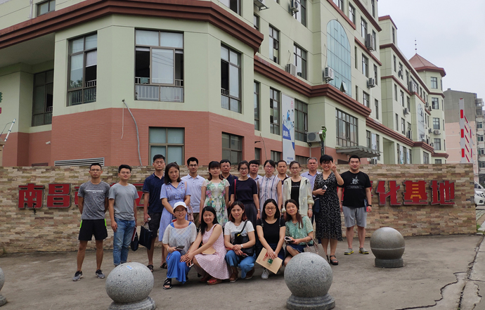 企业实践培训班学员（江西省各地电商教师）到第一枪学习考察