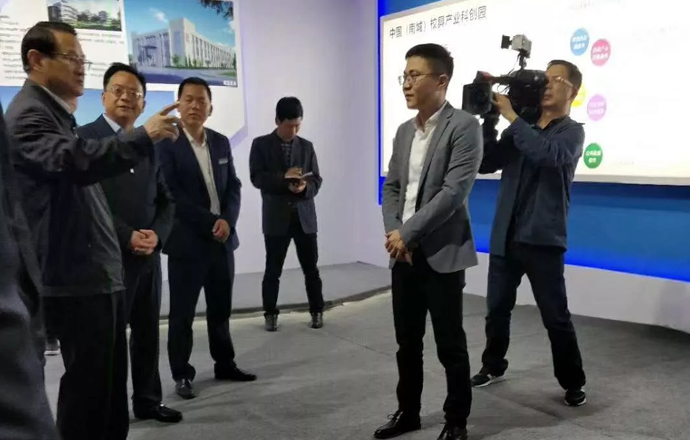 江西省人民政府易炼红省长一行莅临第一枪中国（南城）校具科创园调研